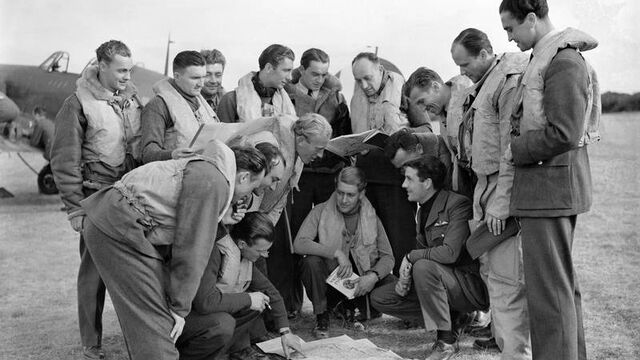 Letci 310. čs. perutě na letišti Duxfordu v září 1940. Na fotografii: Václav Bergman, Bohumír Furst, Rudolf Zima, Emil Fechtner, Stanislav Zimprich, Jan Kaucký, Karel Šeda, Jaroslav Malý, Vilém Goth, Josef Vopalecký, Svatopluk Janouch, Raimund Půda, Gordon Sinclair, John Boulton and Jerrard Jeffries. Foto: Imperial War Museums