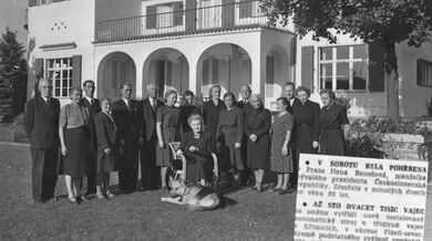 Hana Benešová při loučení s přáteli a personálem v Sezimově Ústí v září 1948. Zdroj: Františka Jeřábková