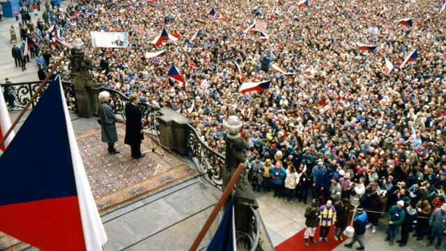 Václav a Olga Havlovi zdraví nadšené davy na Pražském hradě po prezidentské volbě. Foto: ČTK/Karel Vlček