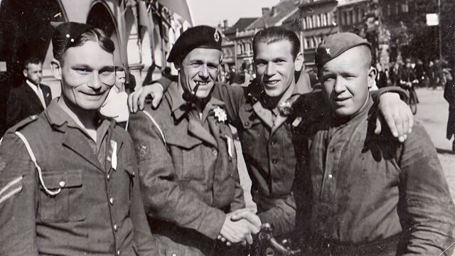 Zajatci spojeneckých armád v Jaroměři na náměstí v květnu 1945, archiv Františka Brouka.