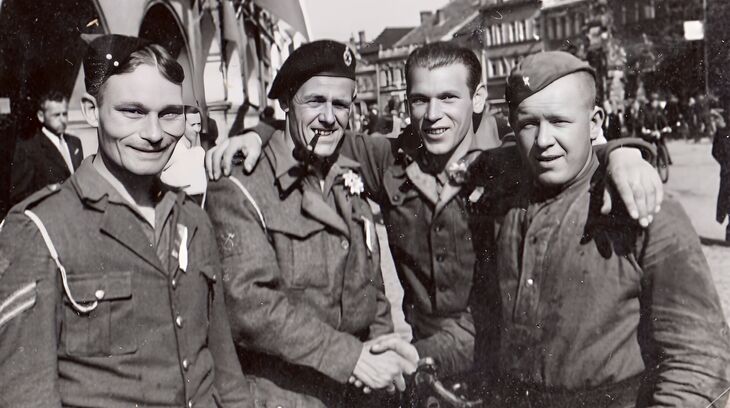 Zajatci spojeneckých armád v Jaroměři na náměstí v květnu 1945, archiv Františka Brouka.