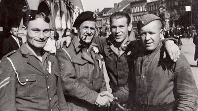 Zajatci spojeneckých armád v Jaroměři na náměstí v květnu 1945, archiv Františka Brouka.