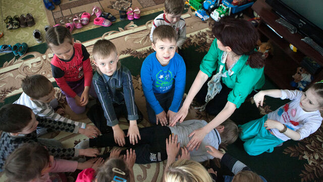 Skupinová a herní terapie traumatizovaných dětí v Doněcké oblasti, rok 2015. Foto UNICEF Ukraine / Alexey Filippov, CC BY 2.0
