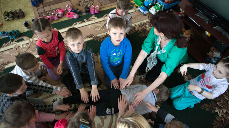Skupinová a herní terapie traumatizovaných dětí v Doněcké oblasti, rok 2015. Foto UNICEF Ukraine / Alexey Filippov, CC BY 2.0