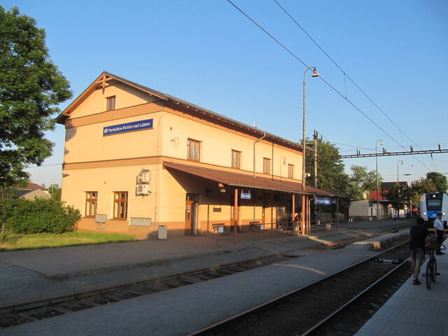 Při další zastávce na nádraží v Rosicích sovětští vojáci žádali parní lokomotivu. Zdroj: Palickap, Wikipedie