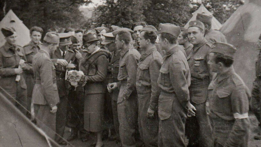 Návštěva Benešových v Cholmondeley 26. července 1940 měla neobyčejně dobrý vliv na morálku vojáků. Na fotografii Hana Benešová s generálem Viestem, který byl popraven během Slovenského národního povstání. Zdroj: Marcela Jurasová