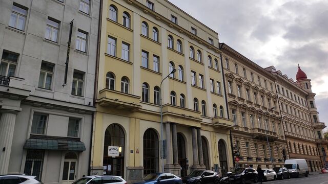 Dnešní podoba koleje Jednota, původně fasáda měla podobné neorenesanční zdobné prvky jako dům vpravo. Purizaci průčelí provedla v letech 1926–27 firma Ehrmann a Steuer, která v roce 1928 upravila také přízemí.