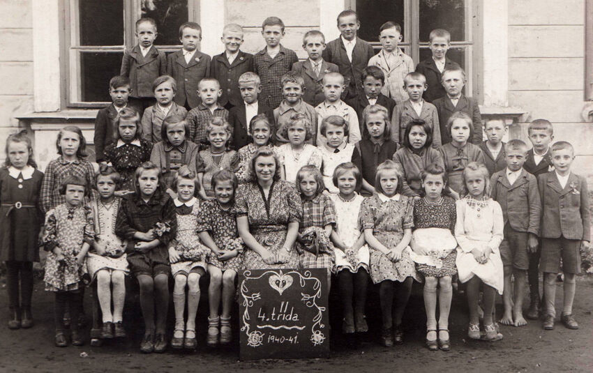 Ludmila Severinová jako učitelka 4. třídy na konci školního roku 1941. Foto: Paměť národa