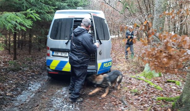 Policejní kynolog s německým ovčákem vycvičeným pro vyhledávání lidských ostatků. Foto: David Horák 