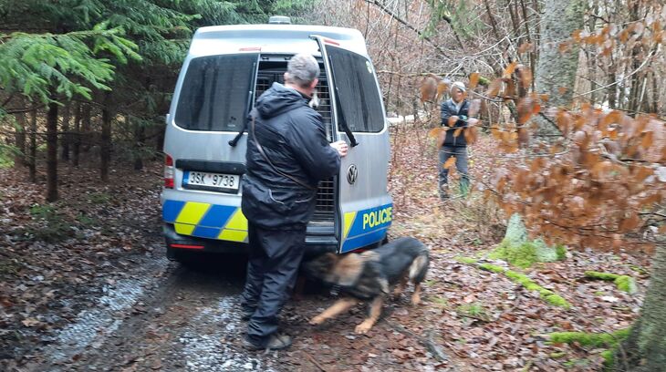 Policejní kynolog s německým ovčákem vycvičeným pro vyhledávání lidských ostatků. Foto: David Horák 