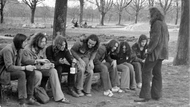 Petr Tomíšek (nalevo) sedí vedle Františka Horáčka (přezdívaného Jim Čert), který později spolupracoval s StB (Chotusice u Čáslavi, 1978).