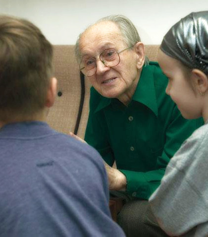 František Synek při práci s dětmi. Foto: Leváctví.cz