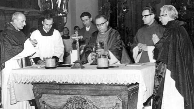 Proslulý kněz z Týnského chrámu Jiří Reinsberg při zádušní mši za Jana Palacha v kostele Sv. Tomáše v Praze, 24. 1. 1969. Vedle Reinsberga (zcela vpravo) zprava Václav Dvořák, Karel Pilík, Pavel Kuneš a Antonín Mandl. Zdroj: archiv Pavla Kuneše