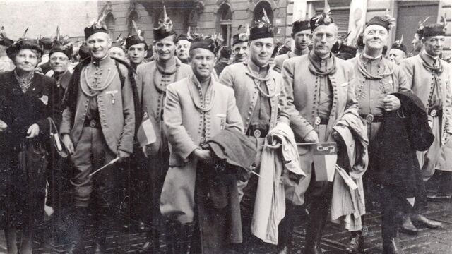 Všesokolský slet (Oldřich s otcem první zleva ve stejnokroji), Praha, 1948. Zdroj: archiv pamětníka