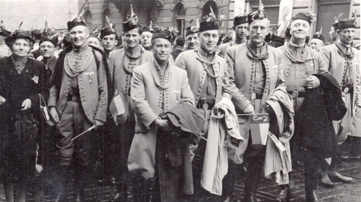 Všesokolský slet (Oldřich s otcem první zleva ve stejnokroji), Praha, 1948. Zdroj: archiv pamětníka