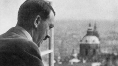 Německý vůdce Adolf Hitler shlíží 16. března 1939 na Prahu z Pražského hradu. V tento den vyhlásil zřízení Protektorátu Čechy a Morava, který spadal pod německou správu. Foto: Wikimedia Commons CC-PD-Mark