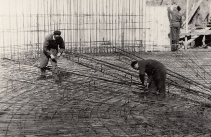 Bratr Antonín s bratrem Tomášem při kladení armatury v čističce odpadních vod v Bubenči, 1959.&nbsp;Zdroj: Archiv pamětníka