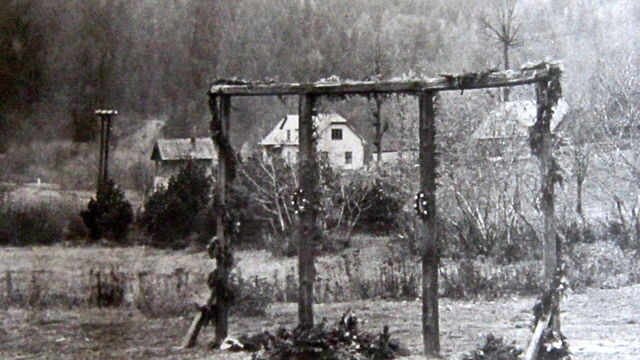 Místo na školním hřišti v Dolní Bečvě, kde byli 9. listopadu 1944 popraveni čtyři odbojáři, zdroj: archiv Radko Linharta.