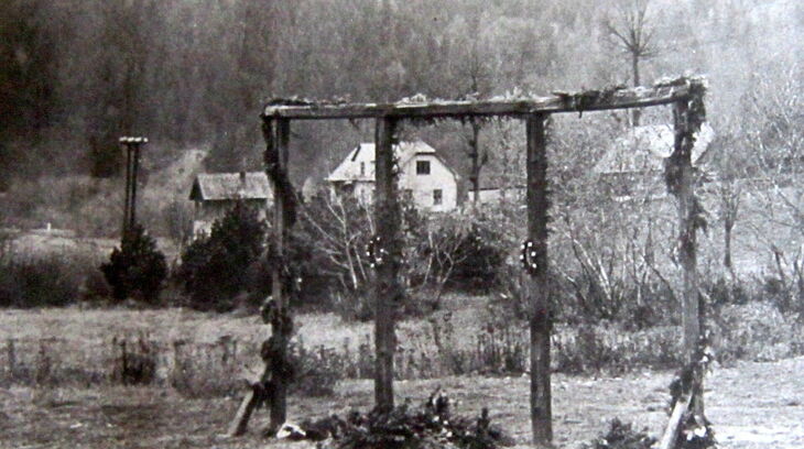 Místo na školním hřišti v Dolní Bečvě, kde byli 9. listopadu 1944 popraveni čtyři odbojáři, zdroj: archiv Radko Linharta.