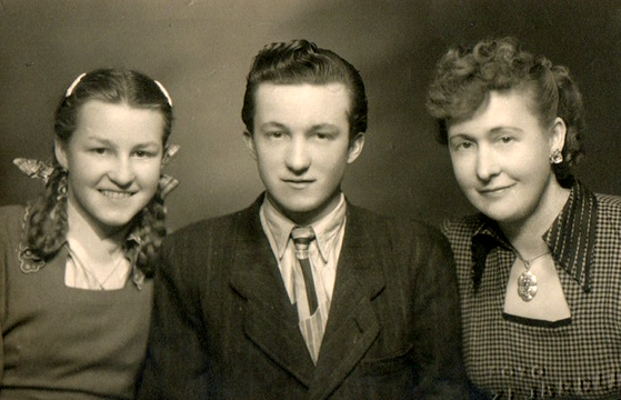 Jana s bratrem Josefem Nepustilem a maminkou Zdenou v době, kdy byl jejich otec vězněn a vystěhovali je do Kopist, 1952. Zdroj: archiv pamětnice. 