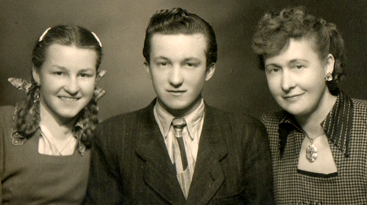 Jana s bratrem Josefem Nepustilem a maminkou Zdenou v době, kdy byl jejich otec vězněn a vystěhovali je do Kopist, 1952. Zdroj: archiv pamětnice. 