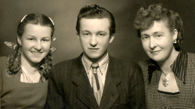 Jana s bratrem Josefem Nepustilem a maminkou Zdenou v době, kdy byl jejich otec vězněn a vystěhovali je do Kopist, 1952. Zdroj: archiv pamětnice. 