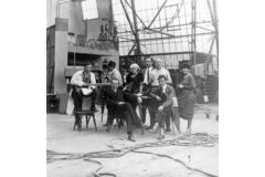 Lomikar Kleiner (druhý zleva) při natáčení filmu Lešetínský kovář Foto: NFA