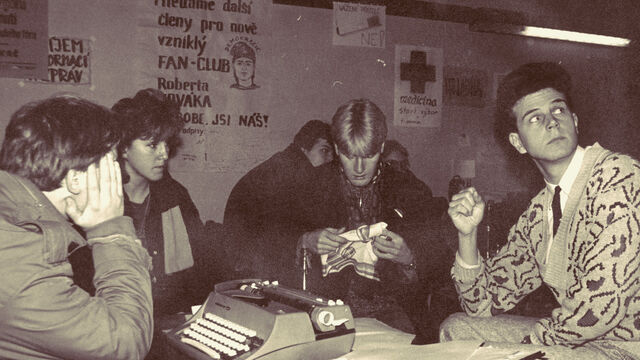 Stávkový výbor Pedagogické fakulty v Hradci Králové, na stěně plakát fanklubu Roberta Nováka. Foto: archív Jidřicha Vedlicha