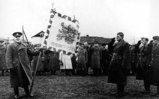 Heliodor Píka předává bojovou zástavu 2. čs. paradesantní brigádě v SSSR 22. dubna 1944. Foto: Wikimedia Commons