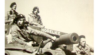 16Bedřich Bejkovský (první zprava), manžel paní Ruth Bejkovské, veterán ze západní fronty. Zdroj: archiv pamětnice