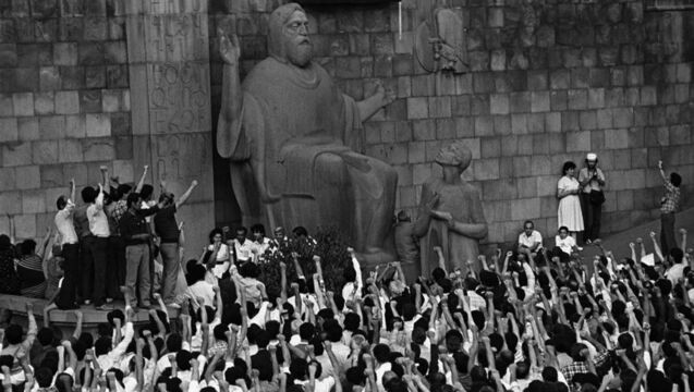 Oslavy nezávislosti Arménie před sochou Mesropa Maštotse, Matanadaran, 1991. Zdroj: archiv pamětnice Lusine Hovhannisyan