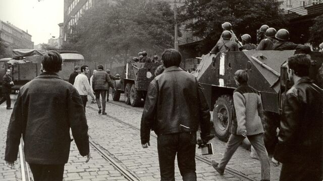 Po bojích u rozhlasu 21. srpna 1968. Autorem fotografie je pamětník Jiří Haleš Zdroj: archiv Jiřího Haleše, Paměť národa 