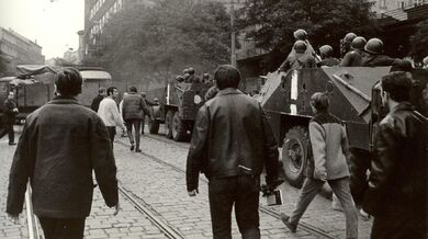 Po bojích u rozhlasu 21. srpna 1968. Autorem fotografie je pamětník Jiří Haleš Zdroj: archiv Jiřího Haleše, Paměť národa 