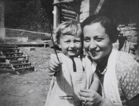 Dagmar Hamšíková s maminkou Eliškou v roce 1932. Zdroj: archiv pamětnice