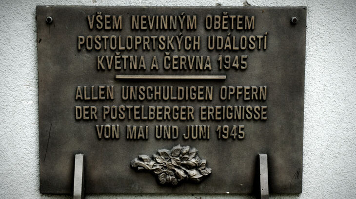 Pamětní deska na postoloprtském hřbitově připomínající oběti poválečných masakrů byla odhalena v roce 2010.