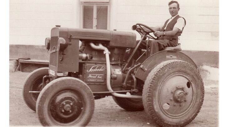 Alois Macas s novým traktorem, 1942. Zdroj: archiv pamětnice